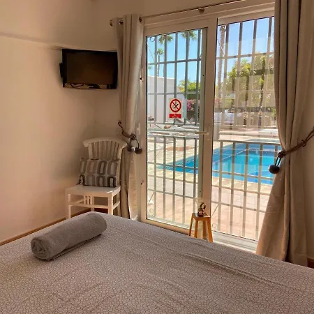 4-bed Bungalow With Private Pool & Parking *