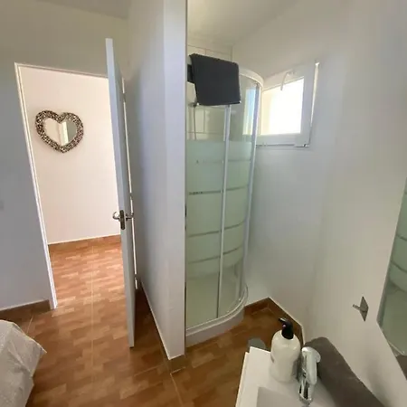 4-bed Bungalow With Private Pool & Parking