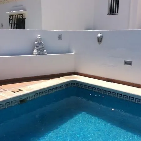 4-bed Bungalow With Private Pool & Parking