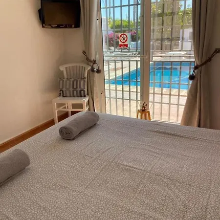 4-bed Bungalow With Private Pool & Parking Ελ Μέντανο