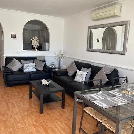 4-bed Bungalow With Private Pool & Parking