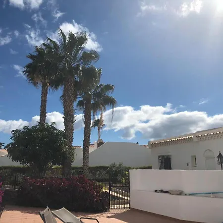 4-bed Bungalow With Private Pool & Parking *