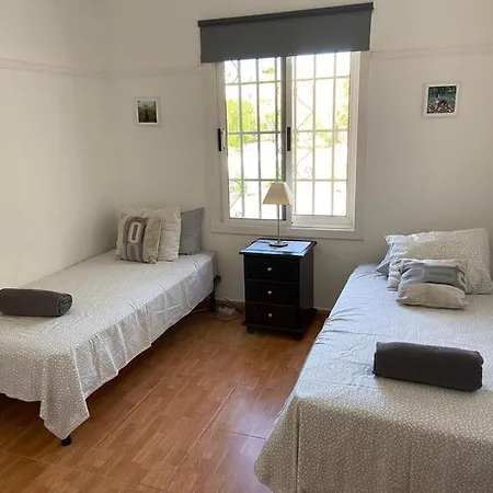 4-bed Bungalow With Private Pool & Parking