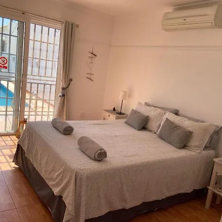 4-bed Bungalow With Private Pool & Parking Βίλα