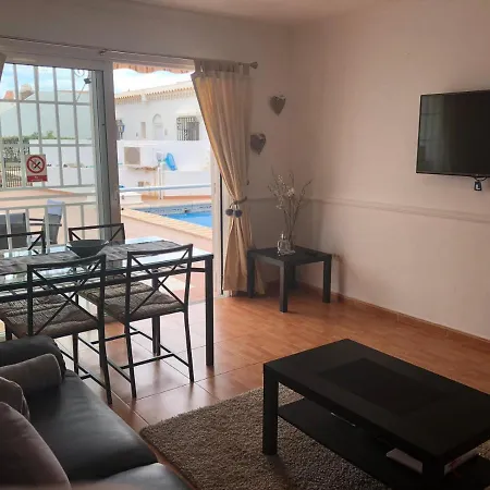 4-bed Bungalow With Private Pool & Parking *
